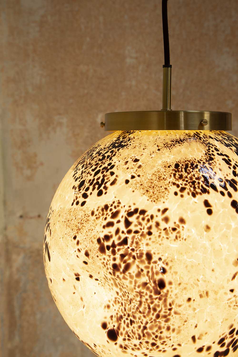 TheInvisibleCollection_PierreGonalons_Lamp_Black&White_Detail