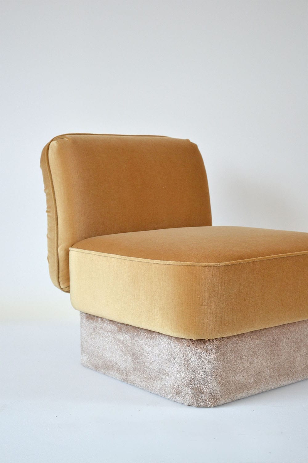 TheInvisibleCollection_CristinaCelestino_Armchair_Powder_2