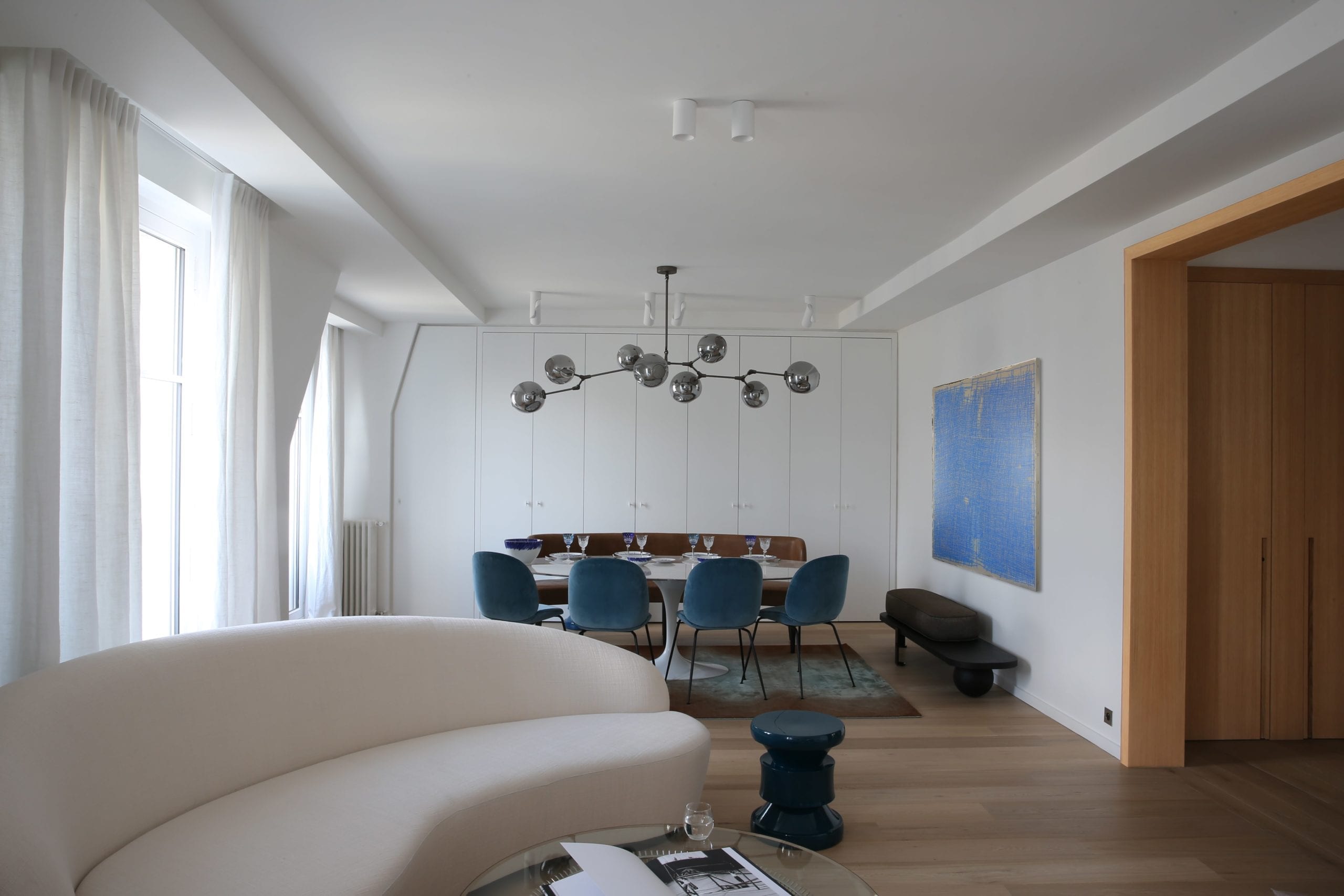 TheInvisibleCollection_Leberre&Vevaud_Stool Bleu _in Situ-min