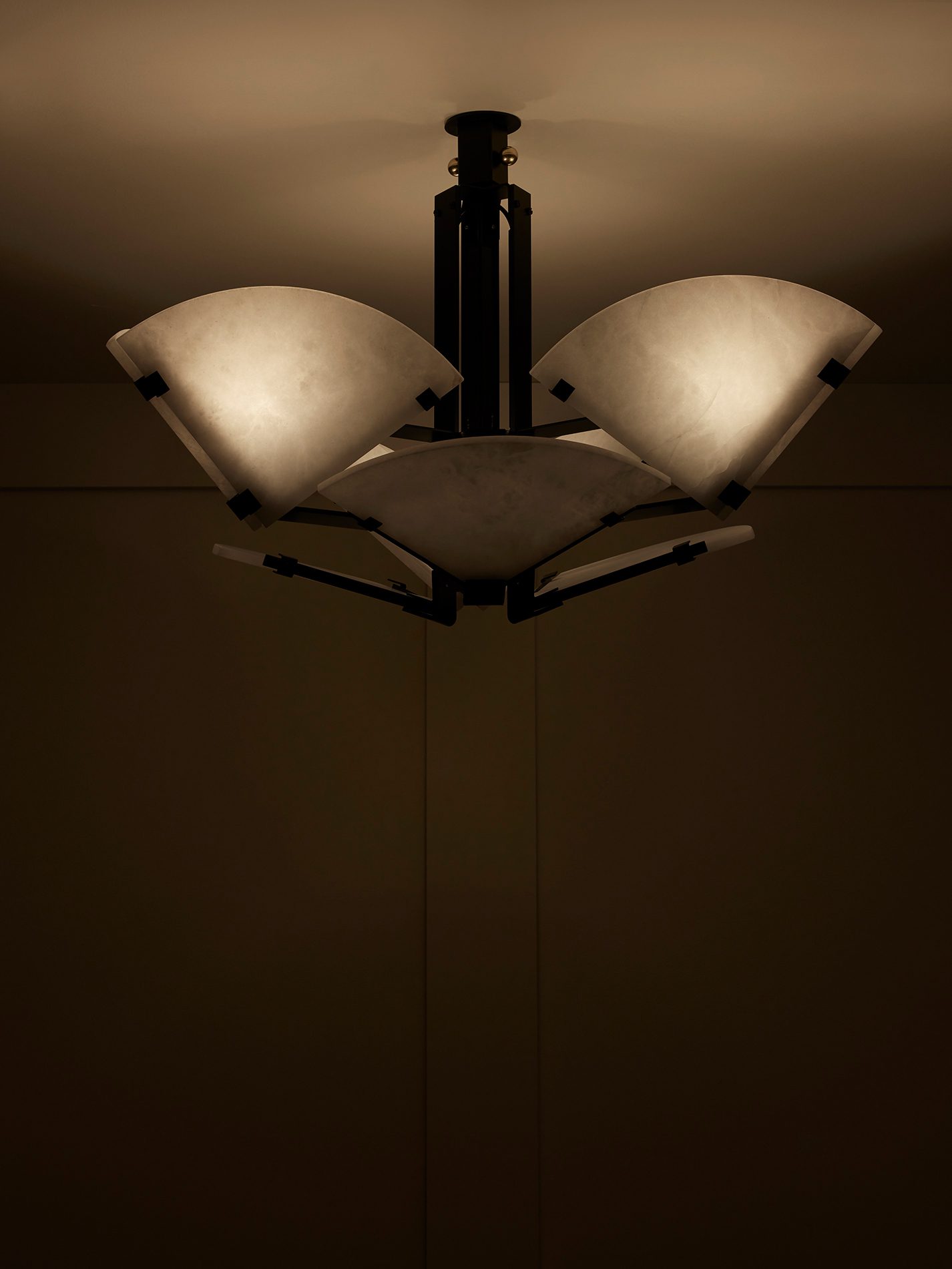 InvisibleColelction_GalerieMCDE_Quart De Rond Ceiling Lamp_SUS102A_3