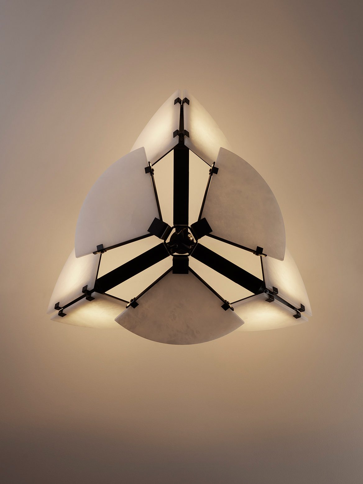 InvisibleColelction_GalerieMCDE_Quart De Rond Ceiling Lamp_SUS102A_5