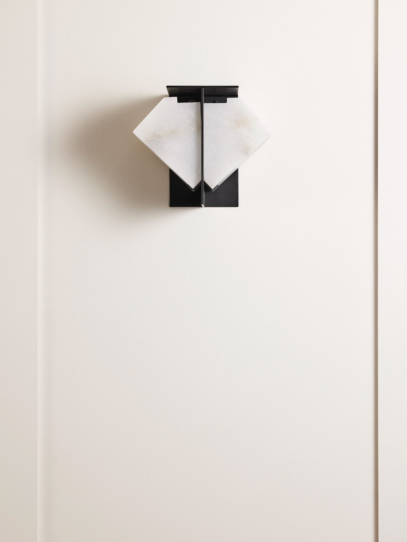 InvisibleCollection_GalerieMCDE_Double Sided Wall Lamp_DMA 120A_1