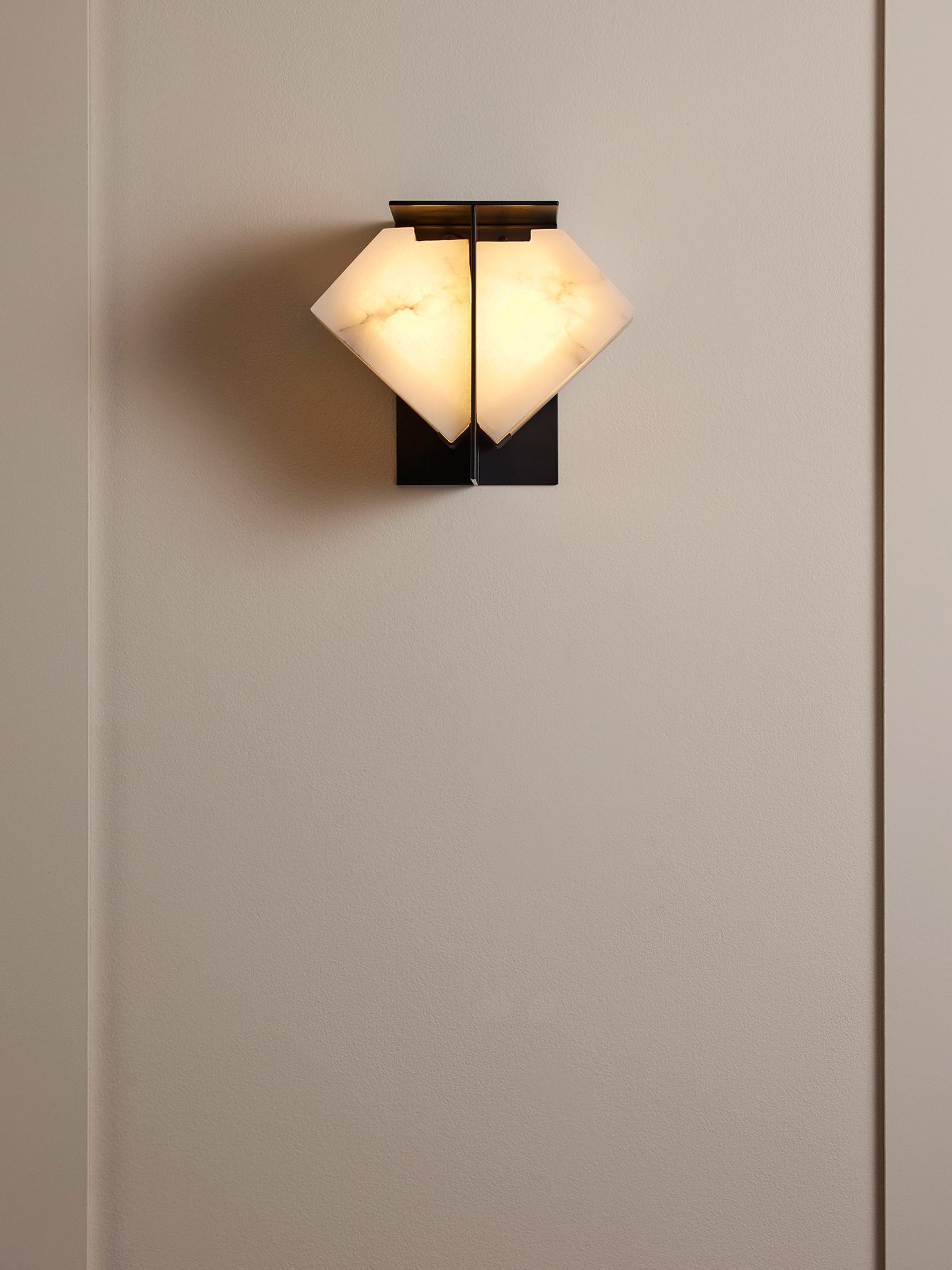 InvisibleCollection_GalerieMCDE_Double Sided Wall Lamp_DMA 120A_2