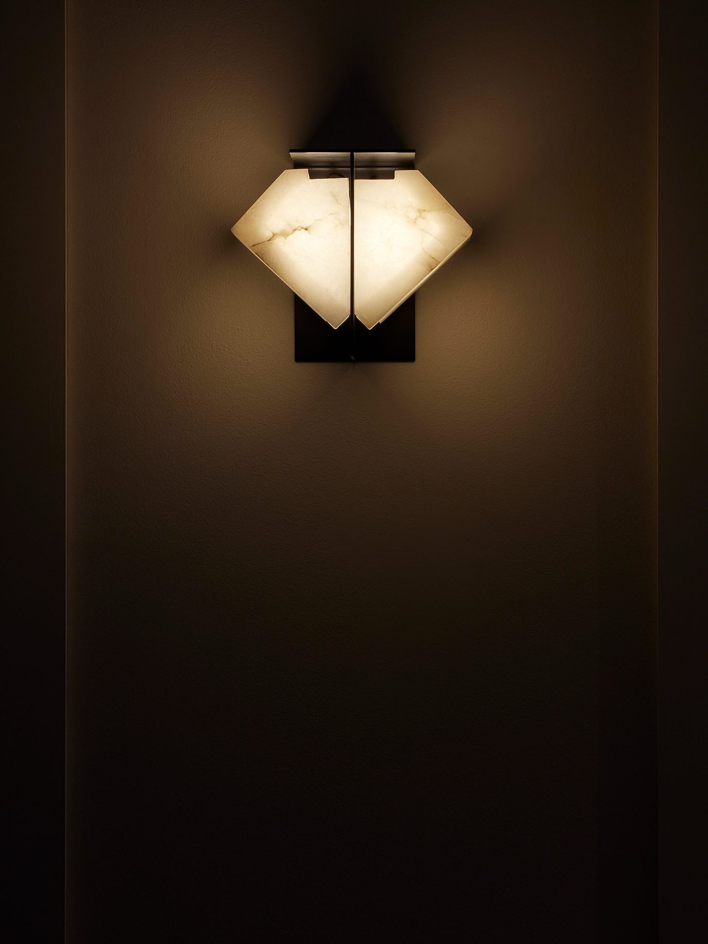 InvisibleCollection_GalerieMCDE_Double Sided Wall Lamp_DMA 120A_3