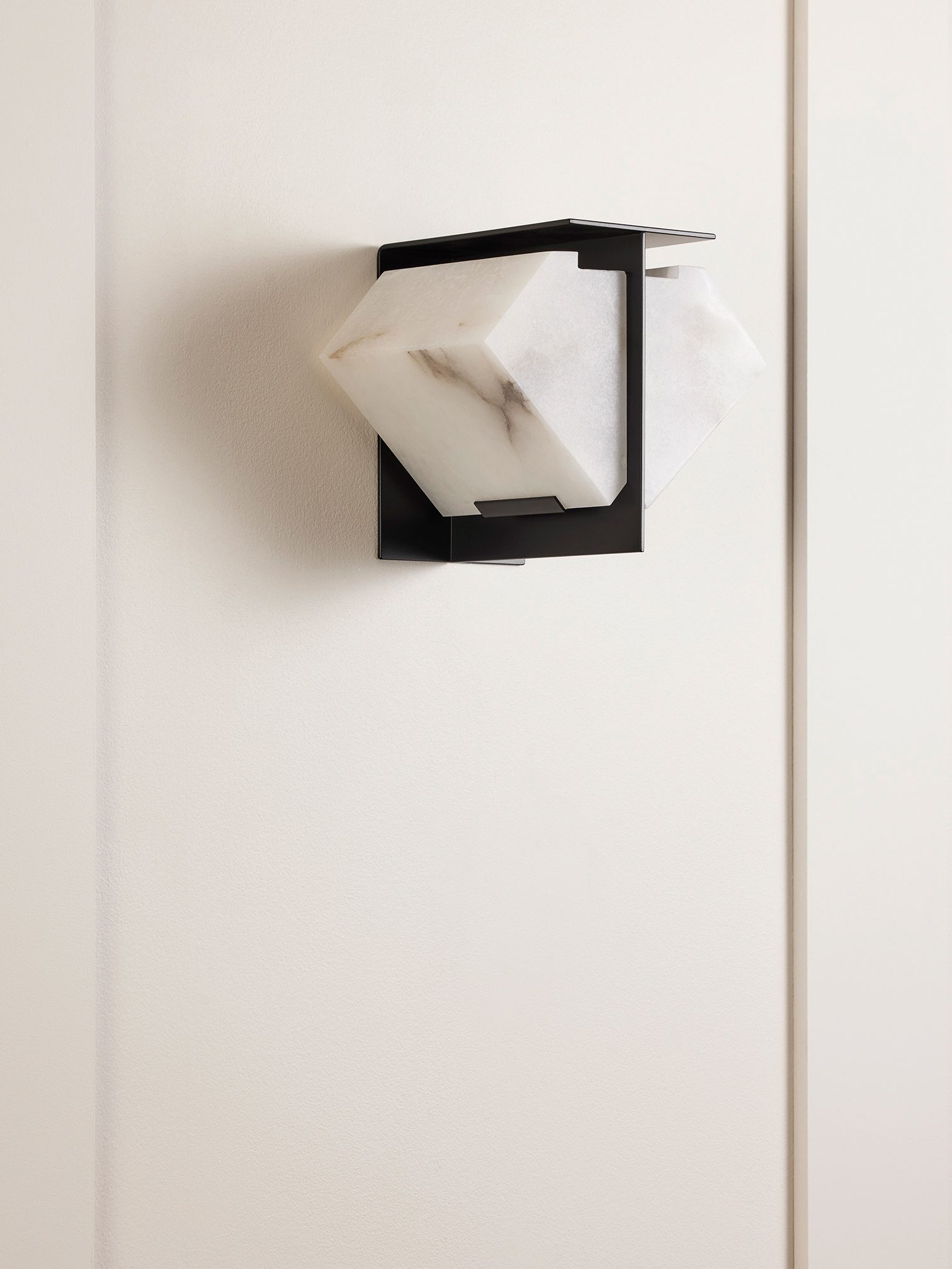 InvisibleCollection_GalerieMCDE_Double Sided Wall Lamp_DMA 120A_4
