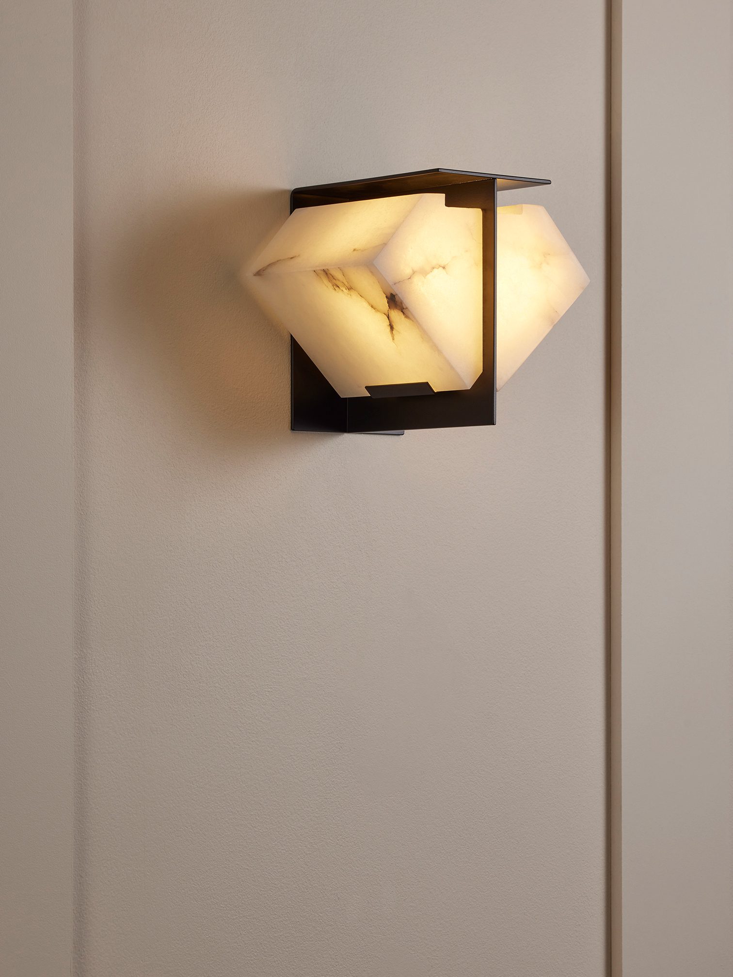 InvisibleCollection_GalerieMCDE_Double Sided Wall Lamp_DMA 120A_5