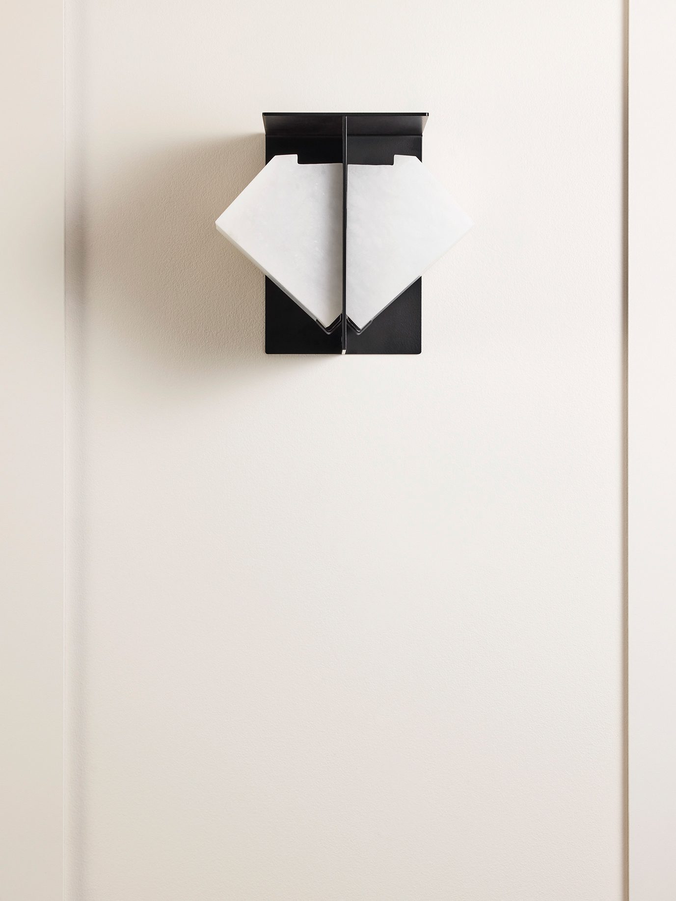 InvisibleCollection_GalerieMCDE_Double Sided Wall Lamp_DMA 120B_1