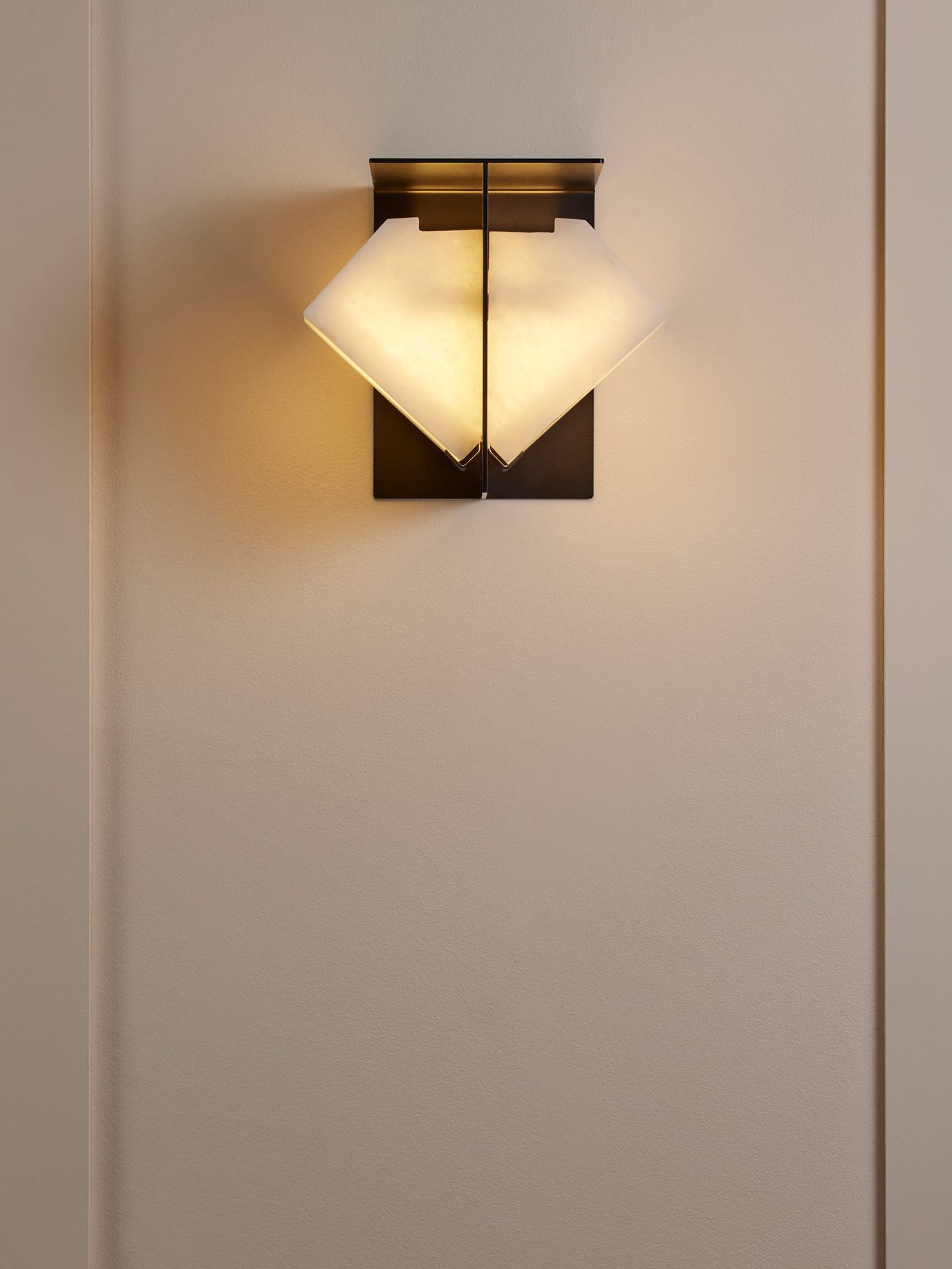 InvisibleCollection_GalerieMCDE_Double Sided Wall Lamp_DMA 120B_2