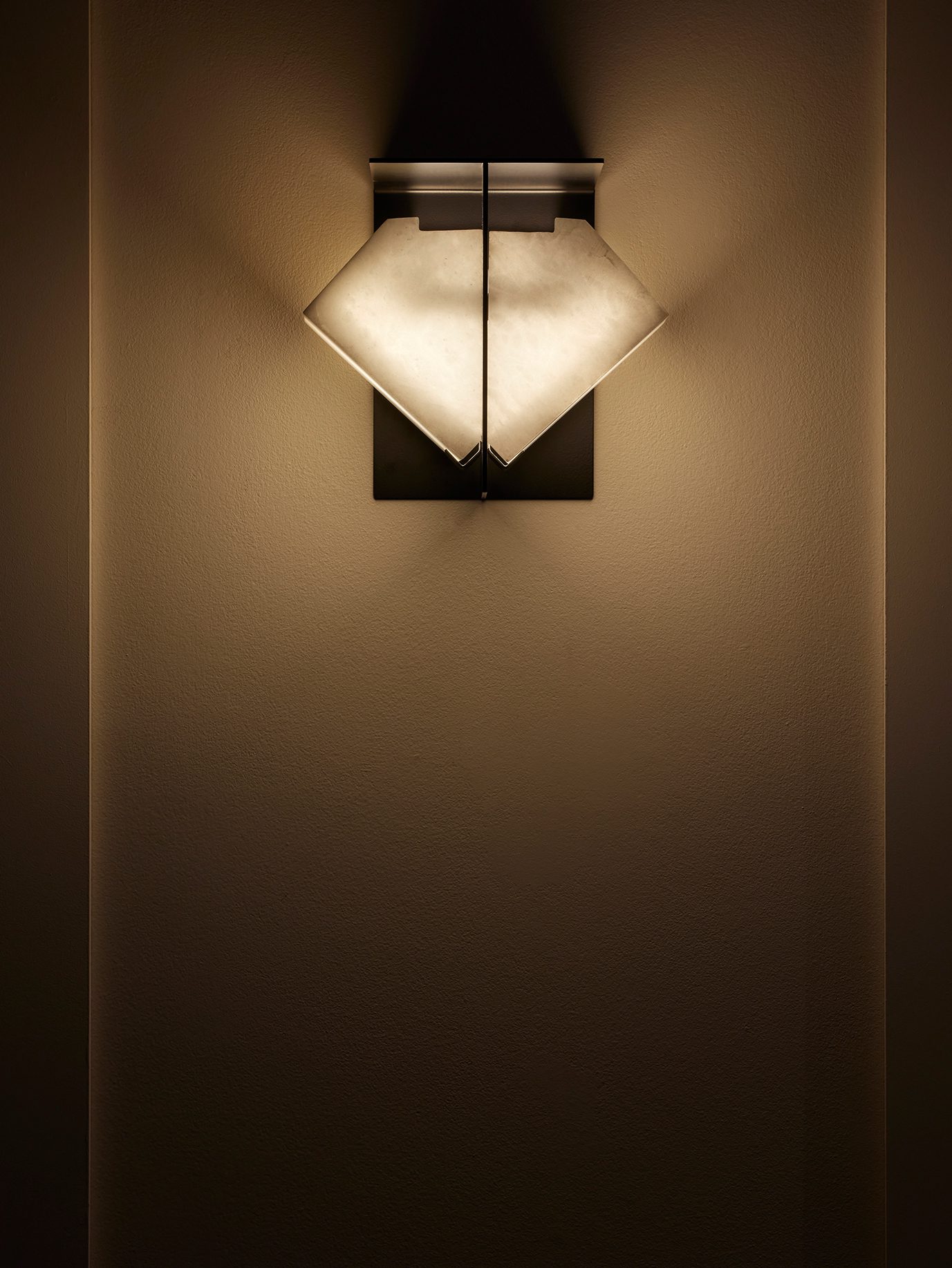 InvisibleCollection_GalerieMCDE_Double Sided Wall Lamp_DMA 120B_3