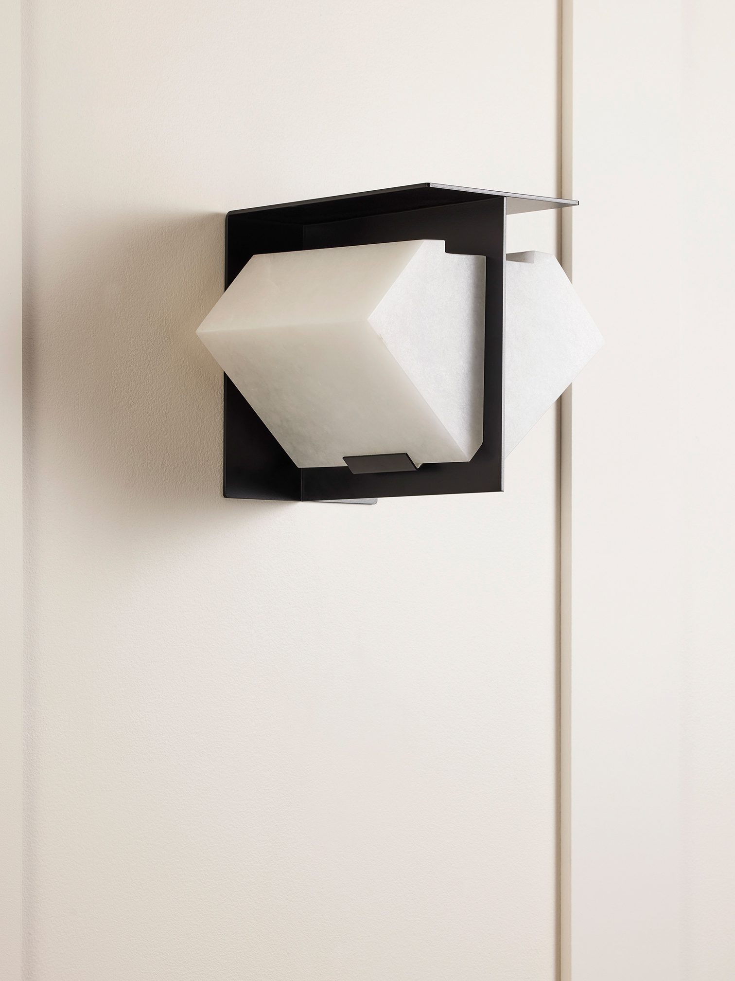 InvisibleCollection_GalerieMCDE_Double Sided Wall Lamp_DMA 120B_4