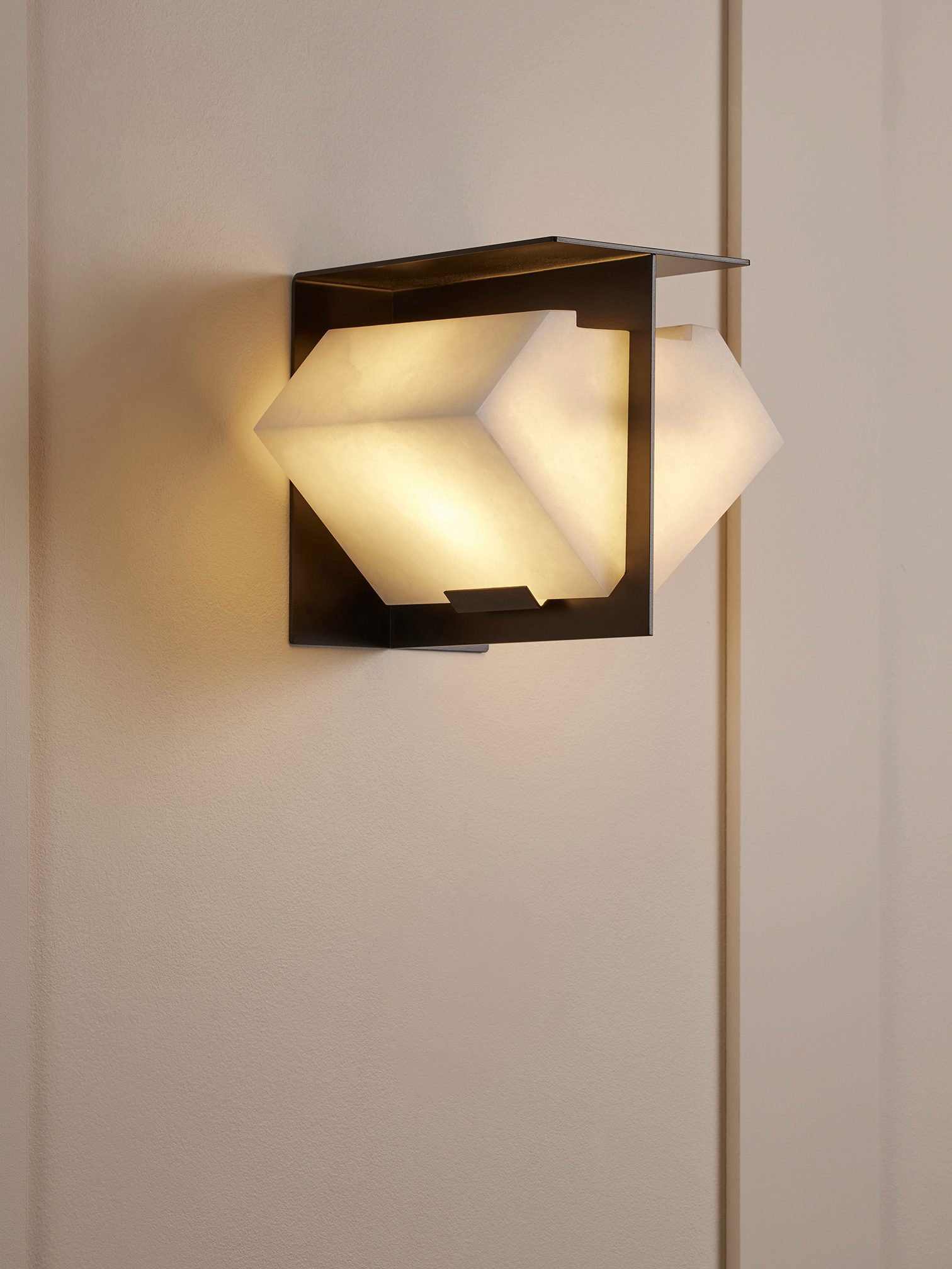 InvisibleCollection_GalerieMCDE_Double Sided Wall Lamp_DMA 120B_5