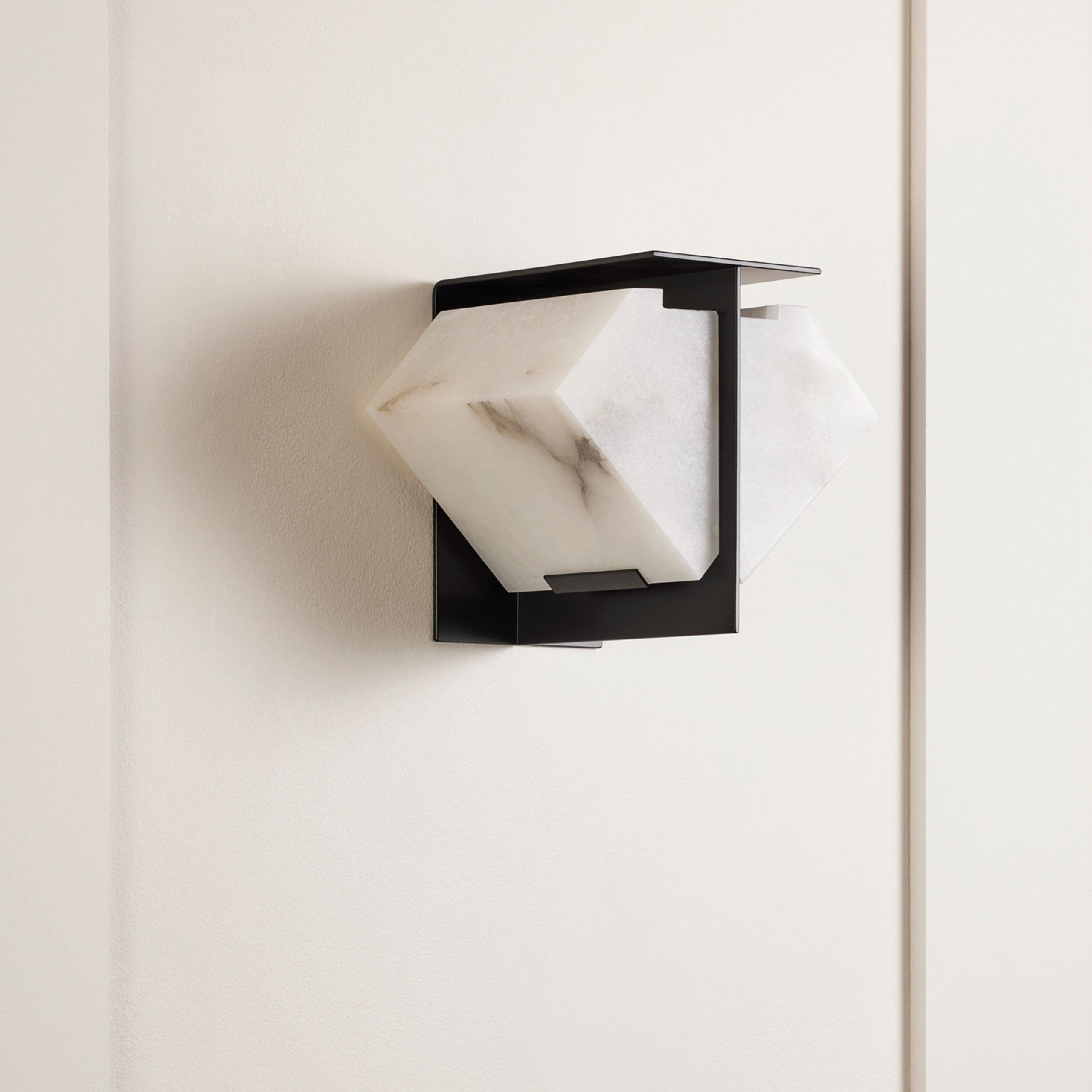 InvisibleCollection_GalerieMCDE_Double Sided Wall Lamp_DMA 120_Hover
