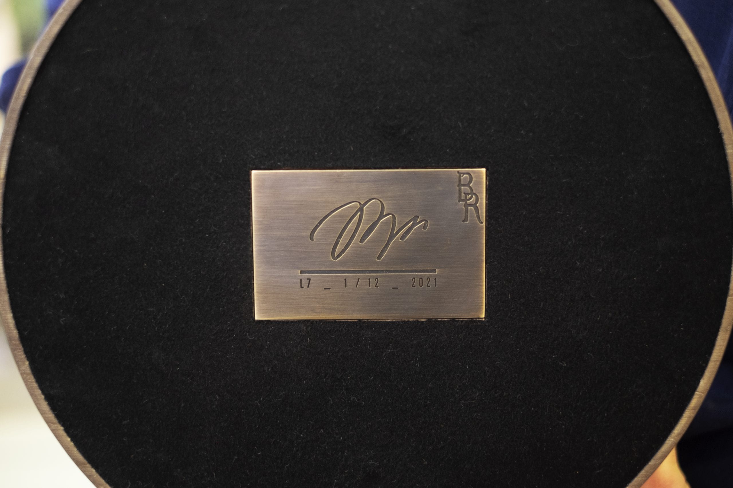 TheInvisibleCollection_FrancescoBalzano_LouiseStool_plaque-HD
