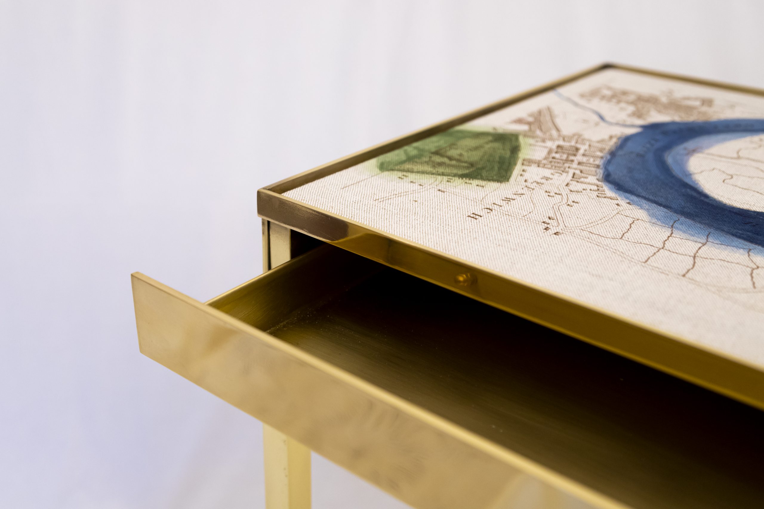 TheInvisibleCollection_Allegra_Hicks_Iris_London_7_Bedside_Table2