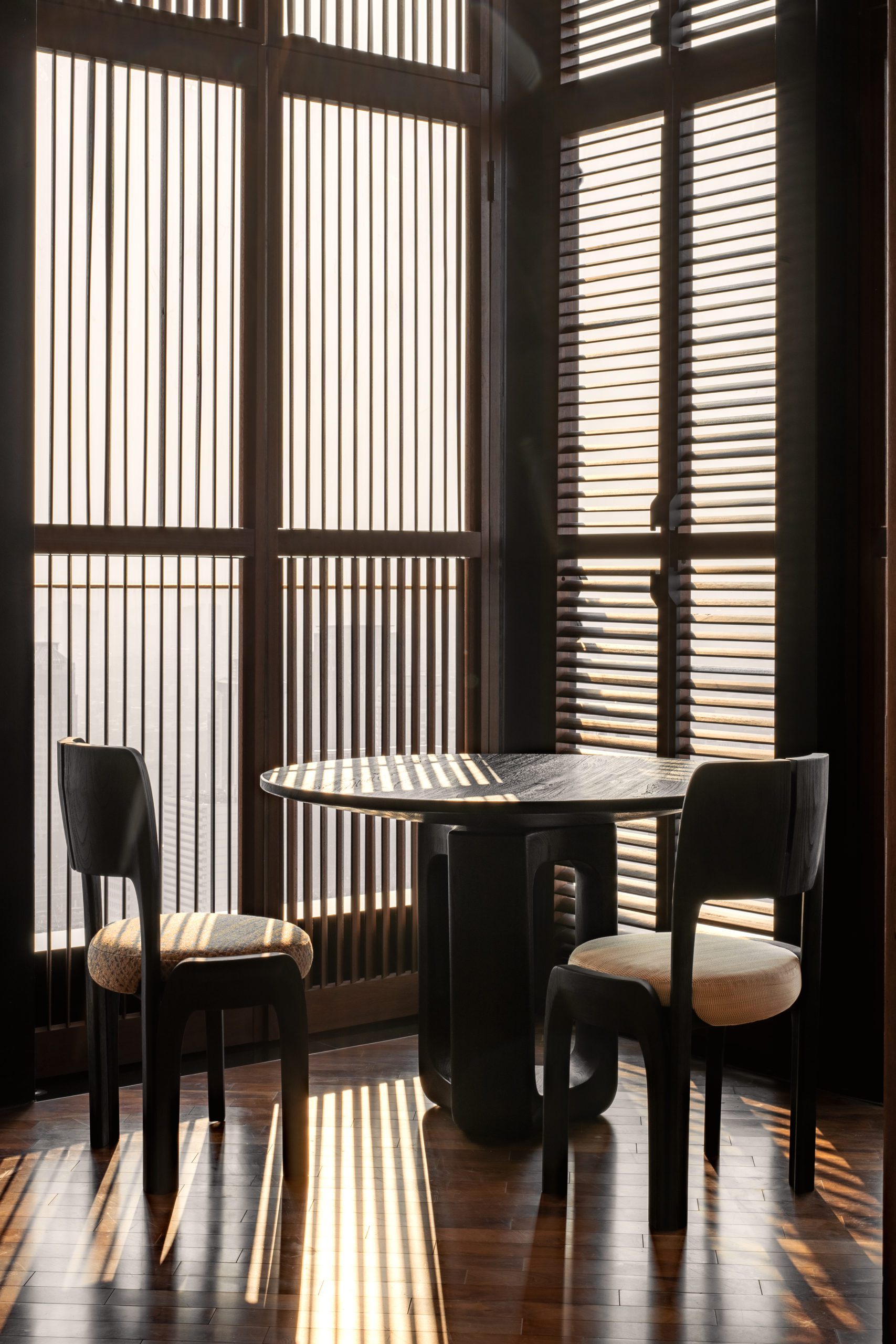 InvisibleCollection_AtelierPendhapa_DeepahCircularTable_Teak_Insitu