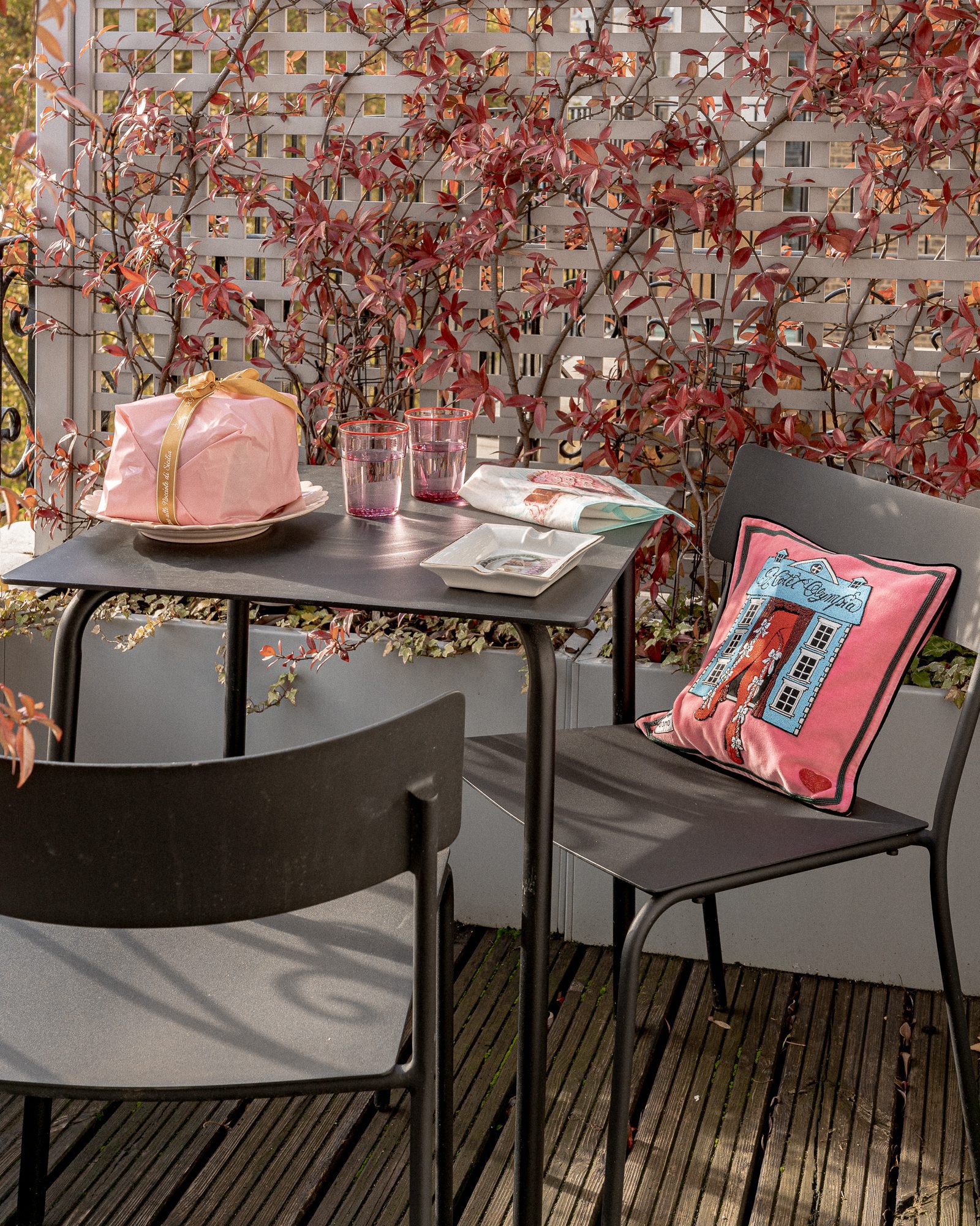 Clubroom_TheInvisibleCollection_TheHotelOlympia_Eglish_Breakfast_Ashtray_2