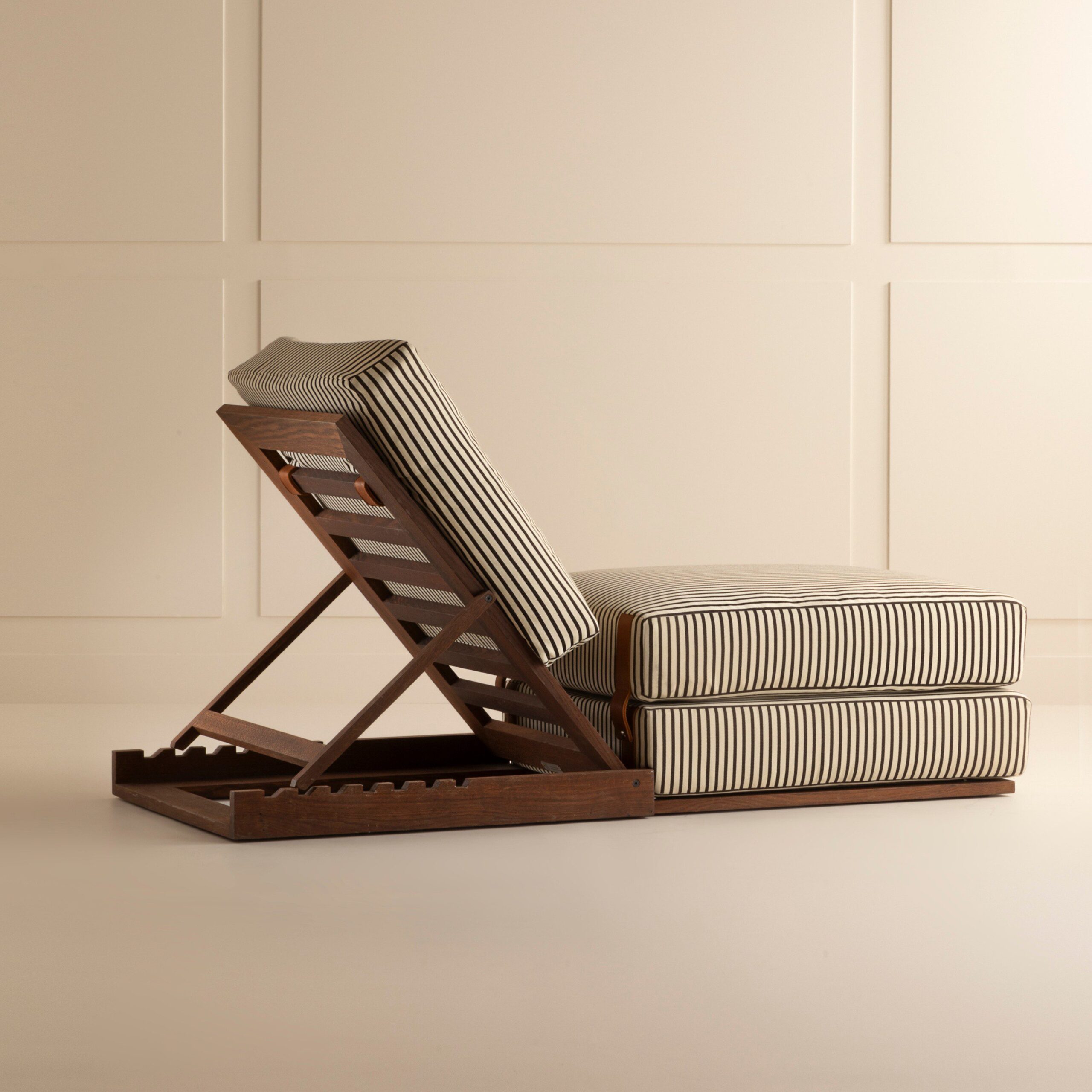 InvisibleCollection_Ecart_LoungeChair1929_2