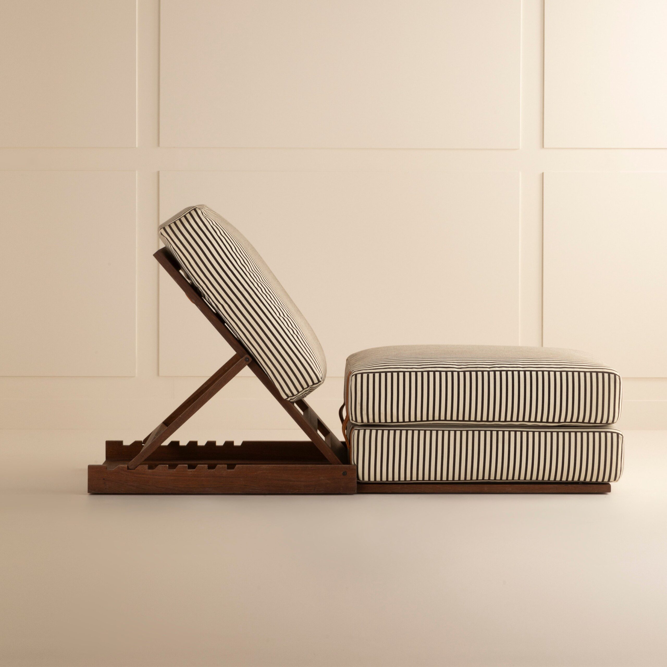 InvisibleCollection_Ecart_LoungeChair1929_Hover