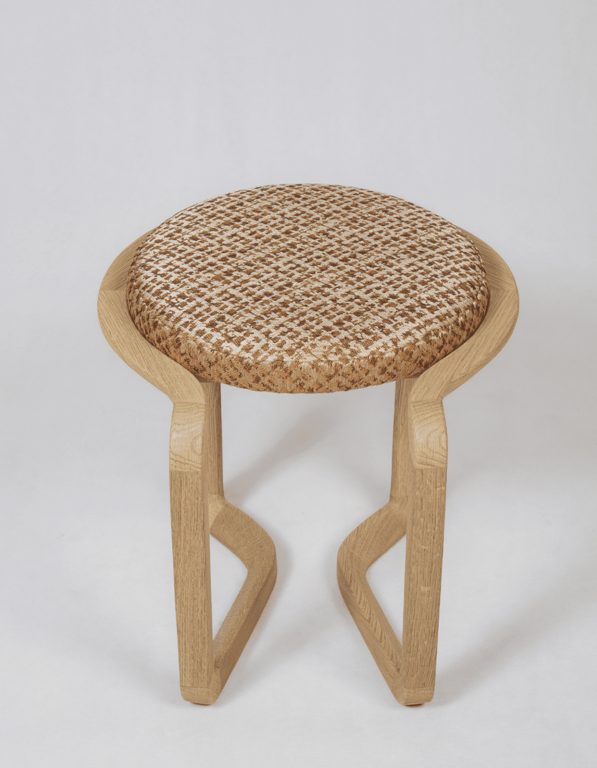 InvisibleCollection_AtelierPendhapa_AkarStool_NaturalOak