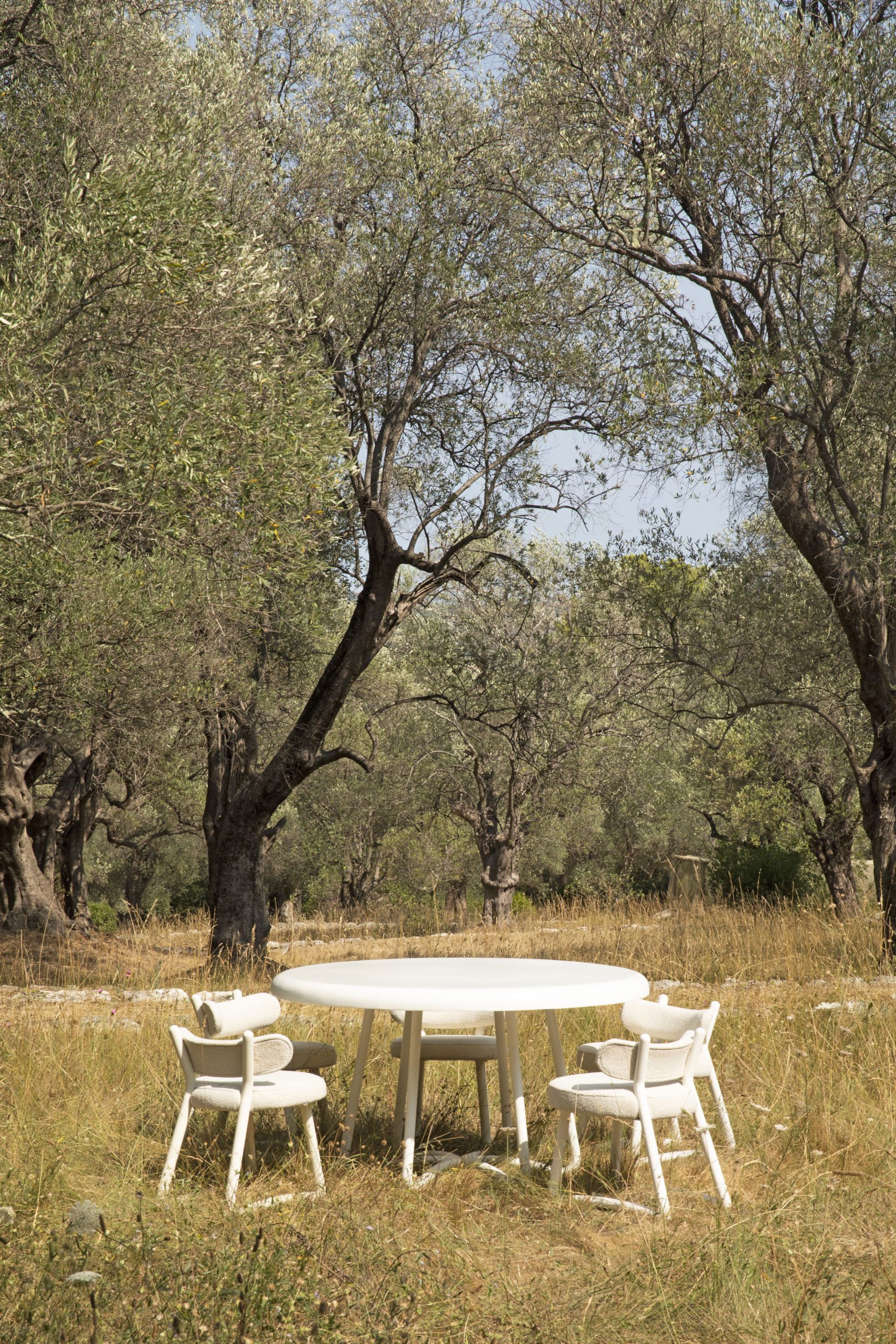 InvisibleCollection_PAR_OutlusDiningTable_2