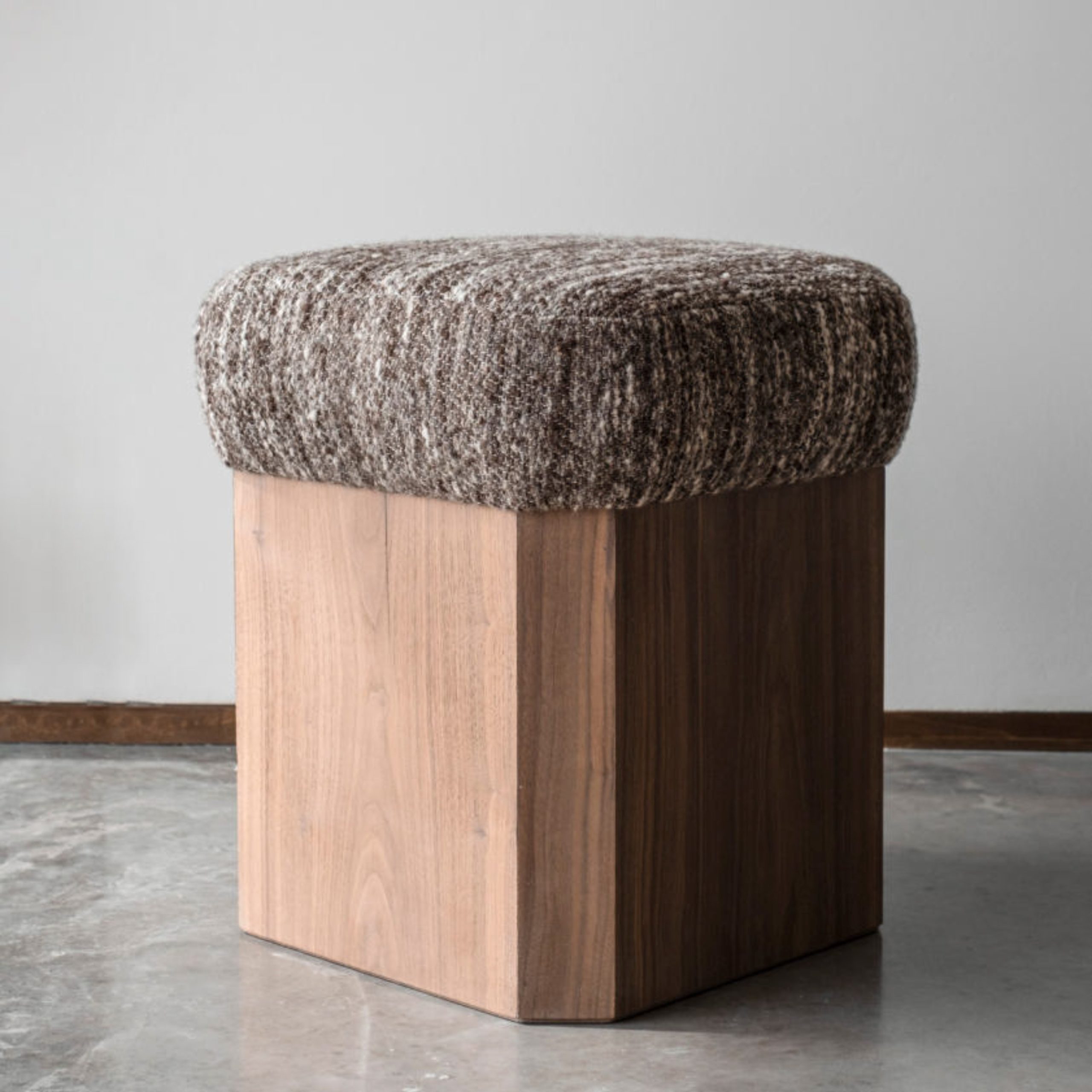 InvisibleCollection_FloresDesign_FungoHighPouf_Hover