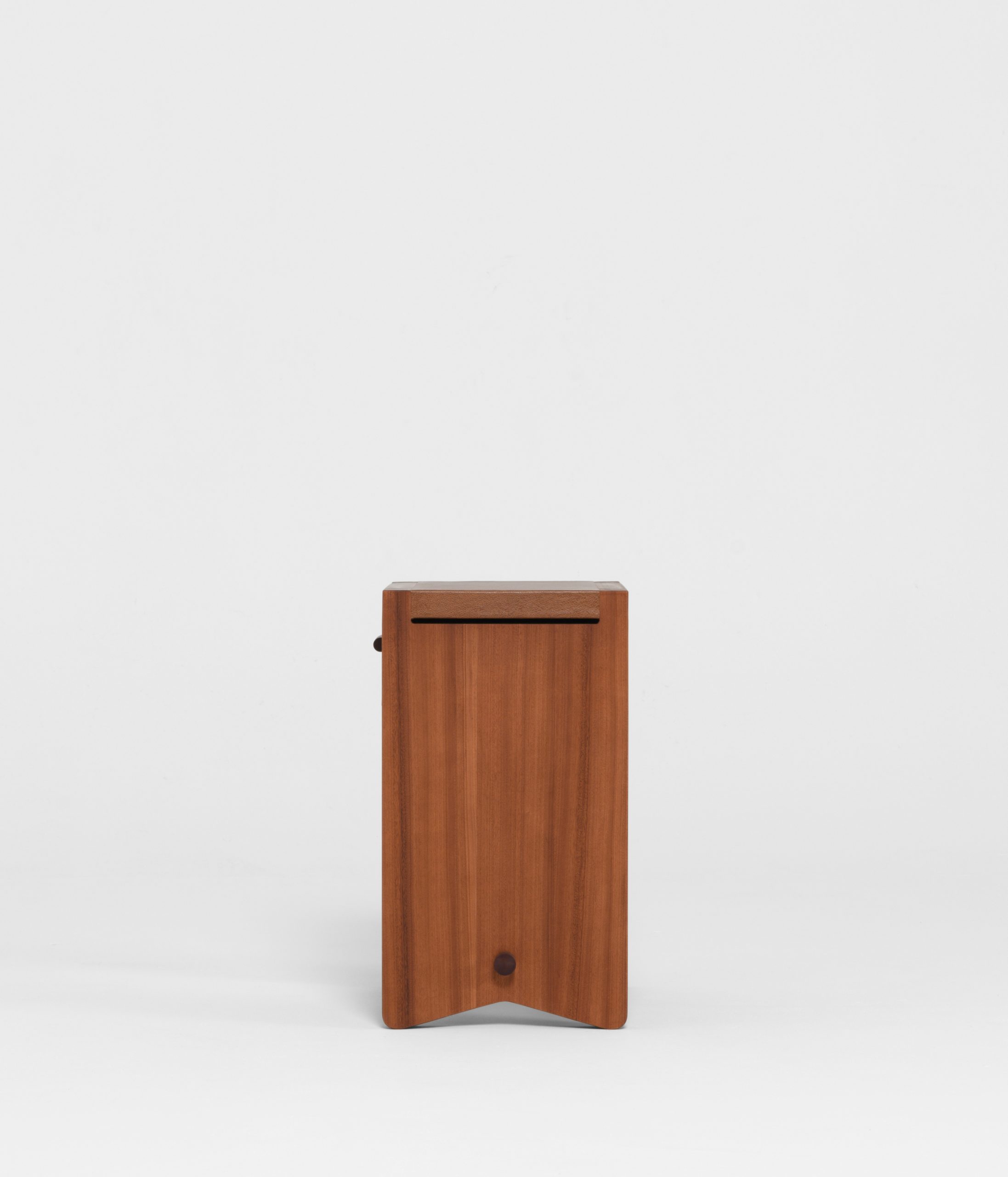 InvisibleCollection_PierreAugustinRose_DehlosBedSideTableMahogany_7