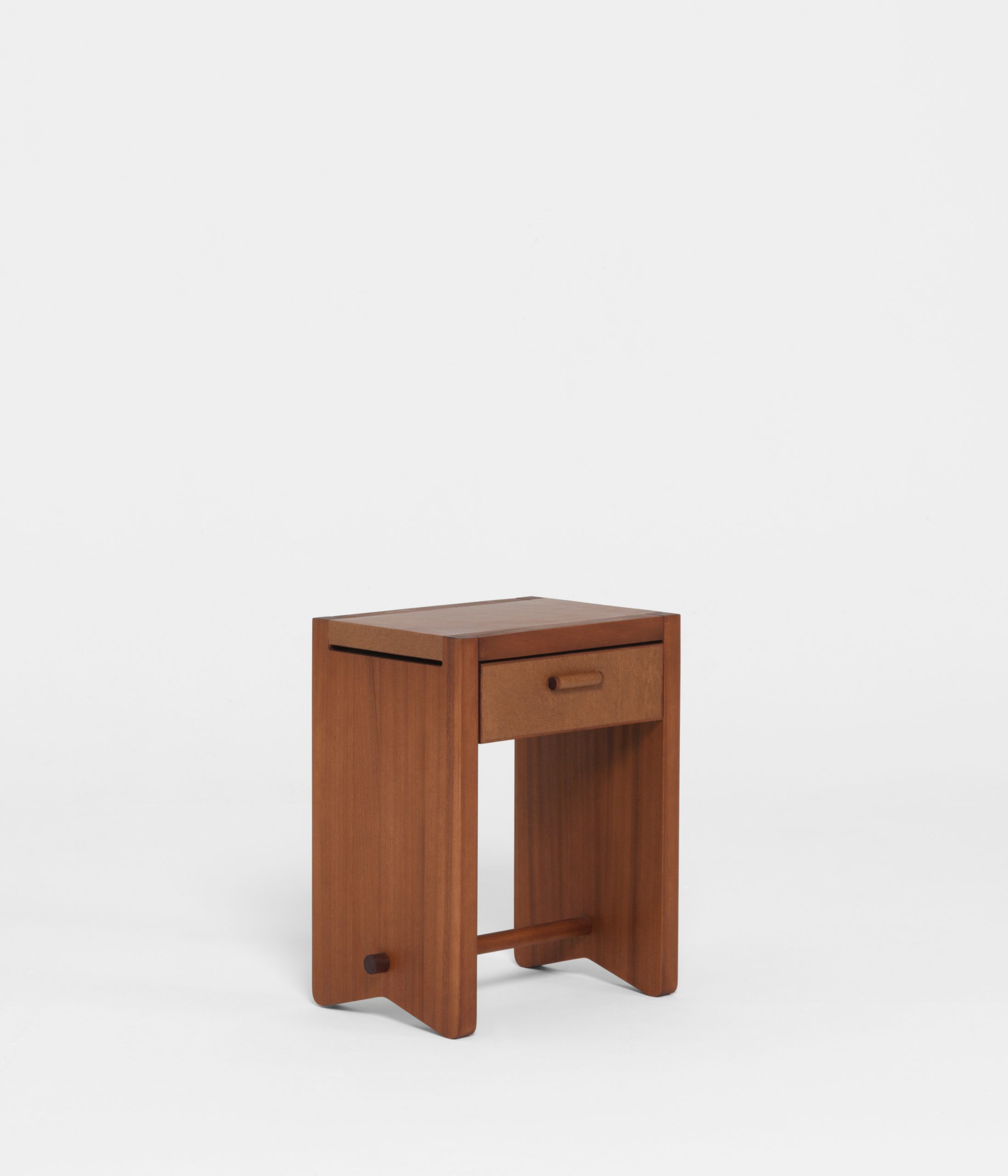 InvisibleCollection_PierreAugustinRose_DehlosBedSideTableMahogany_9