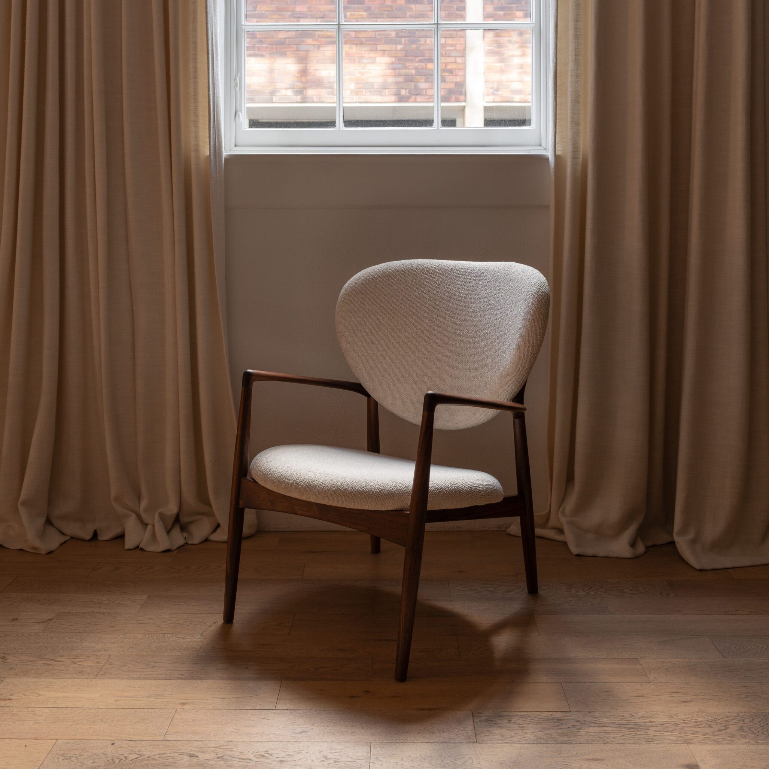 InvisibleCollection_Dagmar_MedallionChair_1 (2)