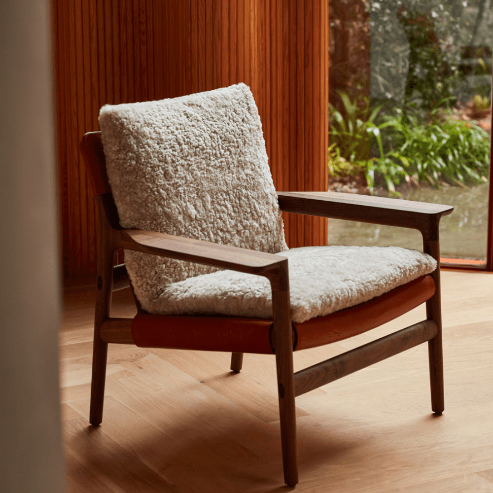 TheInvisibleCollection_DeLaEspada_SelaLoungeChair_Wide_Arms_insitu