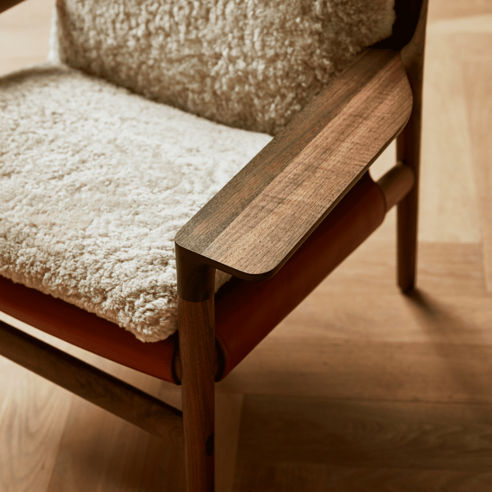 TheInvisibleCollection_DeLaEspada_SelaLoungeChair_Wide_Arms_insitu(3)