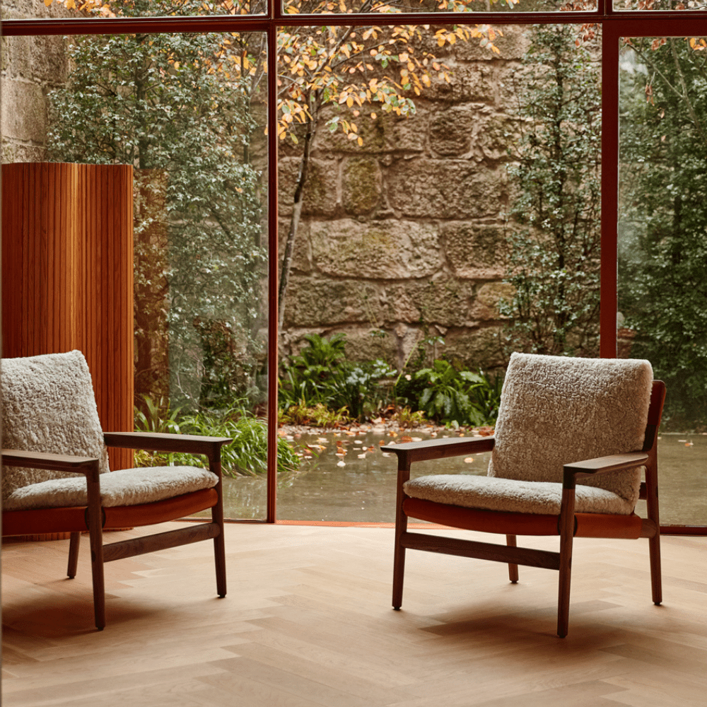 TheInvisibleCollection_DeLaEspada_SelaLoungeChair_Wide_Arms_insitu_hover