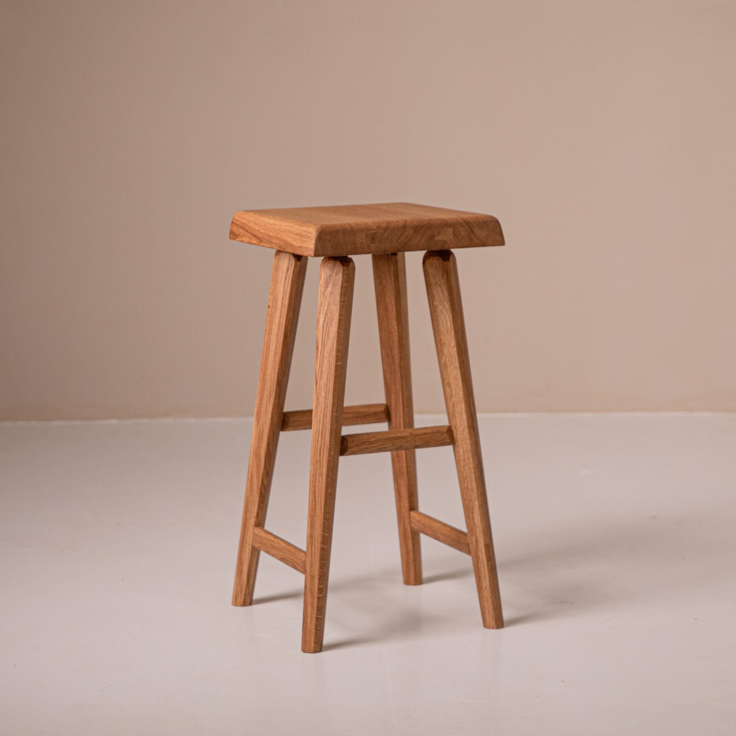 InvisibleCollection_ChapoCreations_FourLeggedStool_Hover