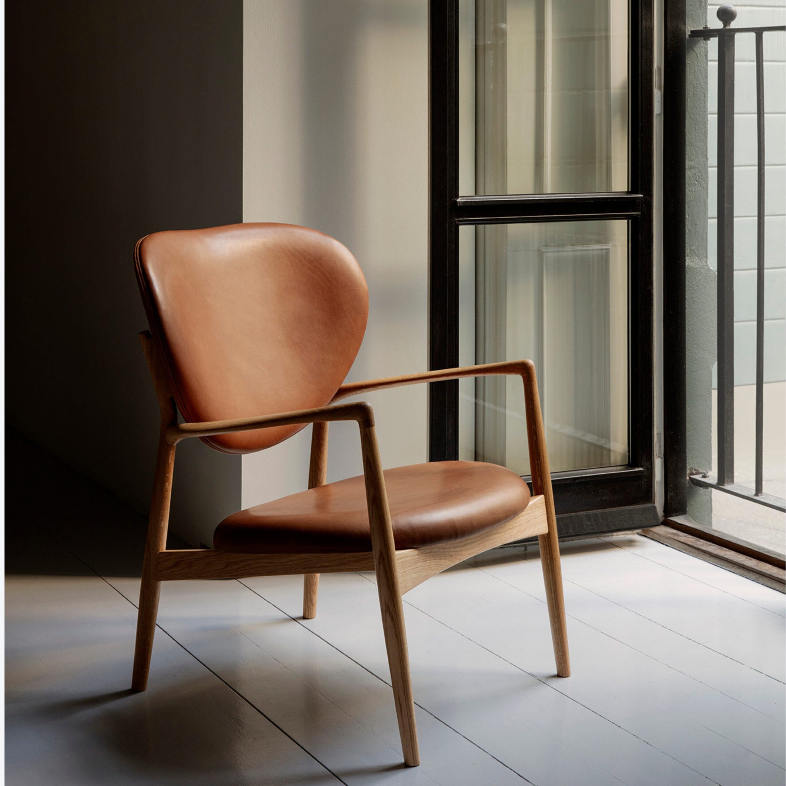 InvisibleCollection_Dagmar_MedaillonChair_1