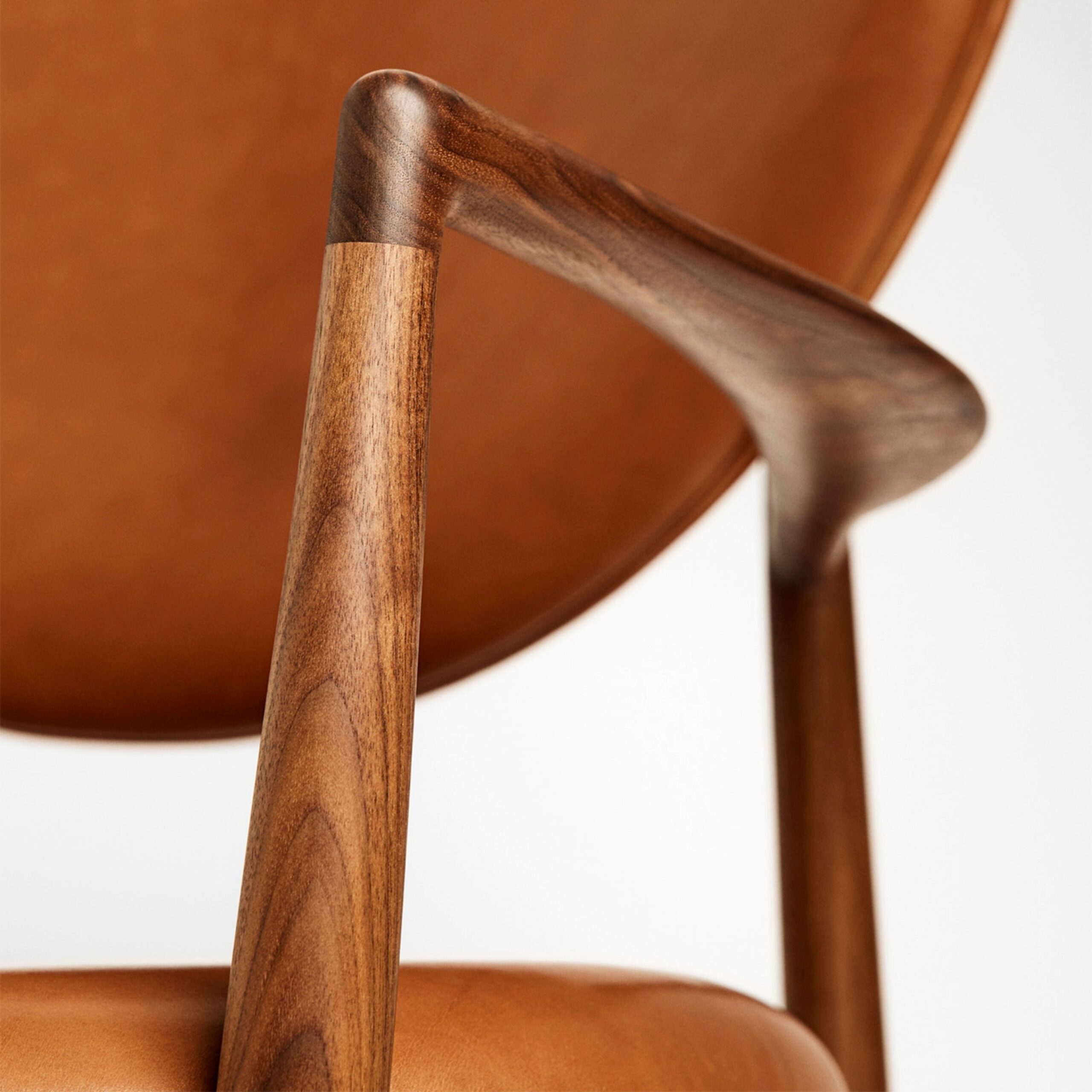 InvisibleCollection_Dagmar_MedaillonChair_2