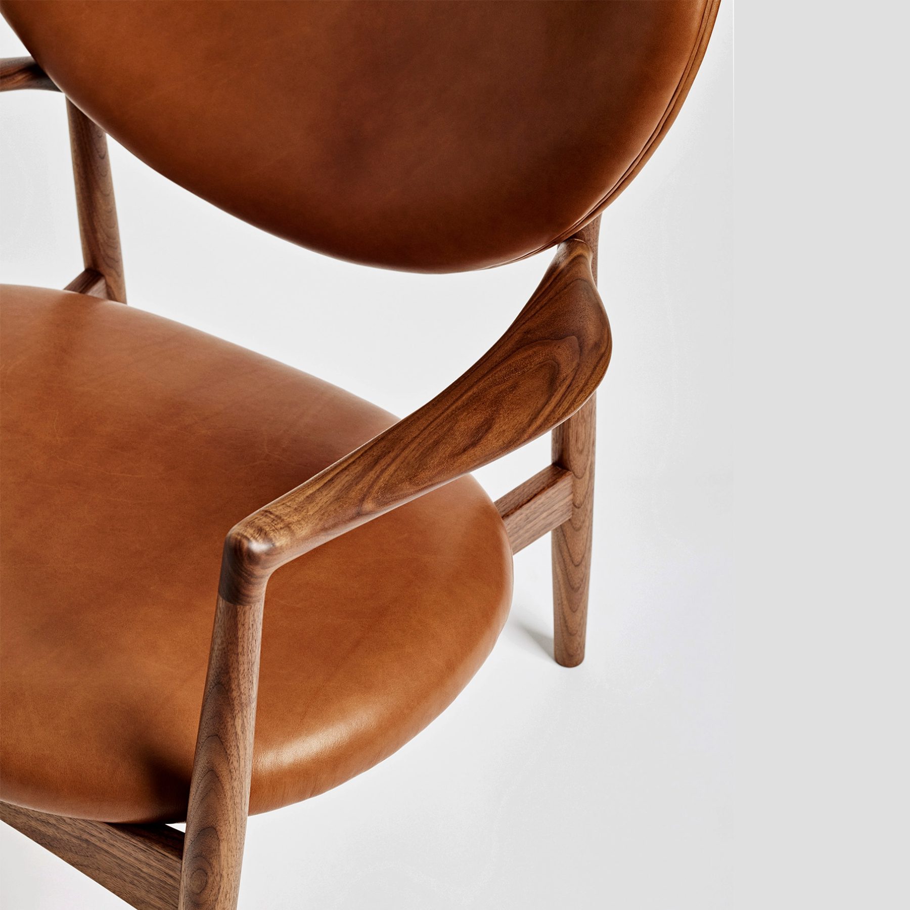 InvisibleCollection_Dagmar_MedallionChair_8